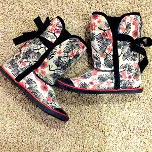 Aldo Floral Print Faux Fur Lined Ribbon Tie Fashion Pull On Boot Leather  Toe